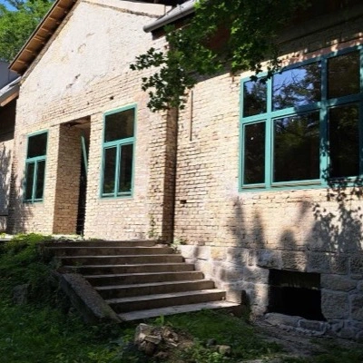 Vadászházba beépített tömörfa ablak nagy üveggel